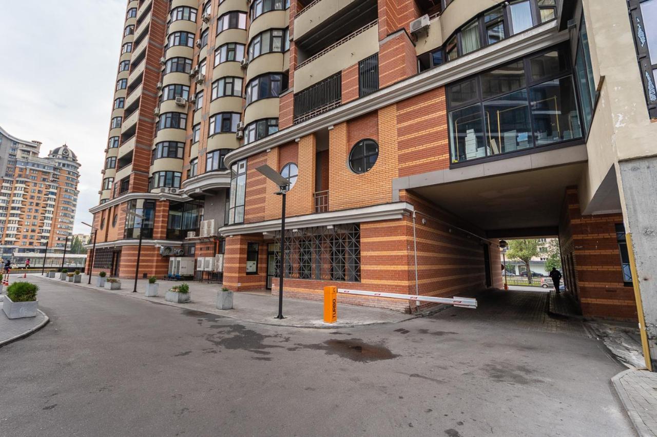 New Building Near Arena City Lesi Ukrainky 7A Kyiv Exterior photo